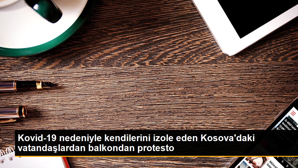 Kovid-19 nedeniyle kendilerini izole eden Kosova\'daki vatandaşlardan balkondan protesto