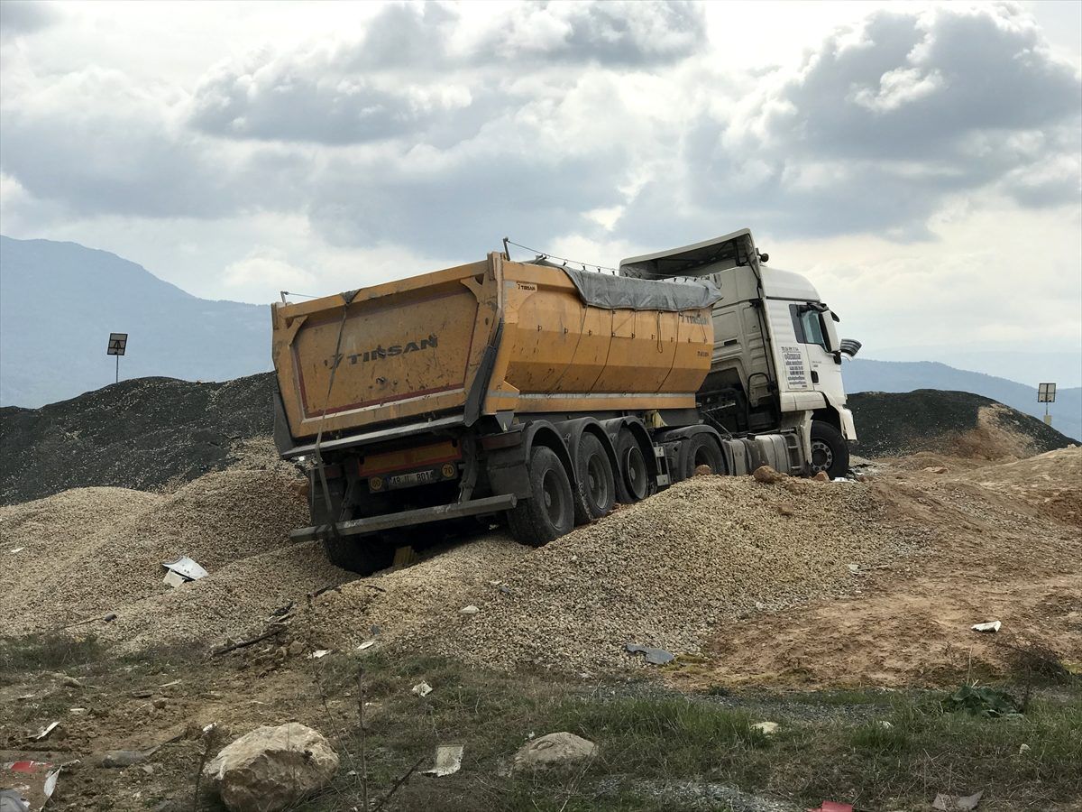 Kuma saplanan tırın sürücüsü yaralandı