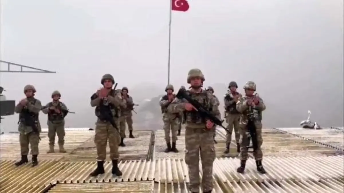 Mehmetçik, sağlık çalışanlarını alkışladı