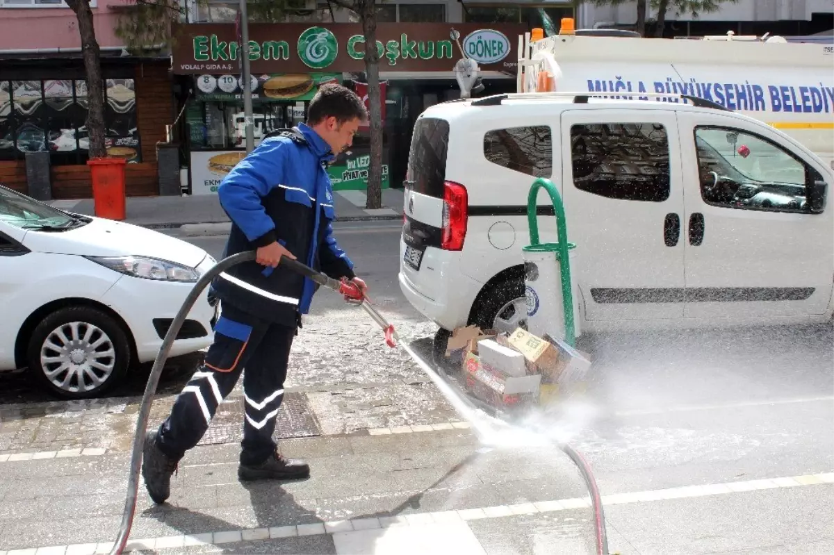 Menteşe sokakları yıkanıyor