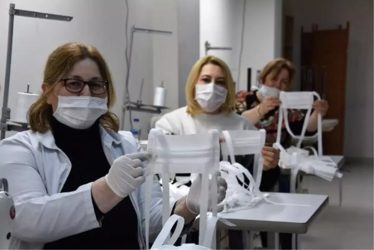 Meslek kursu öğretmenleri, sağlık çalışanları için maske üretiyor