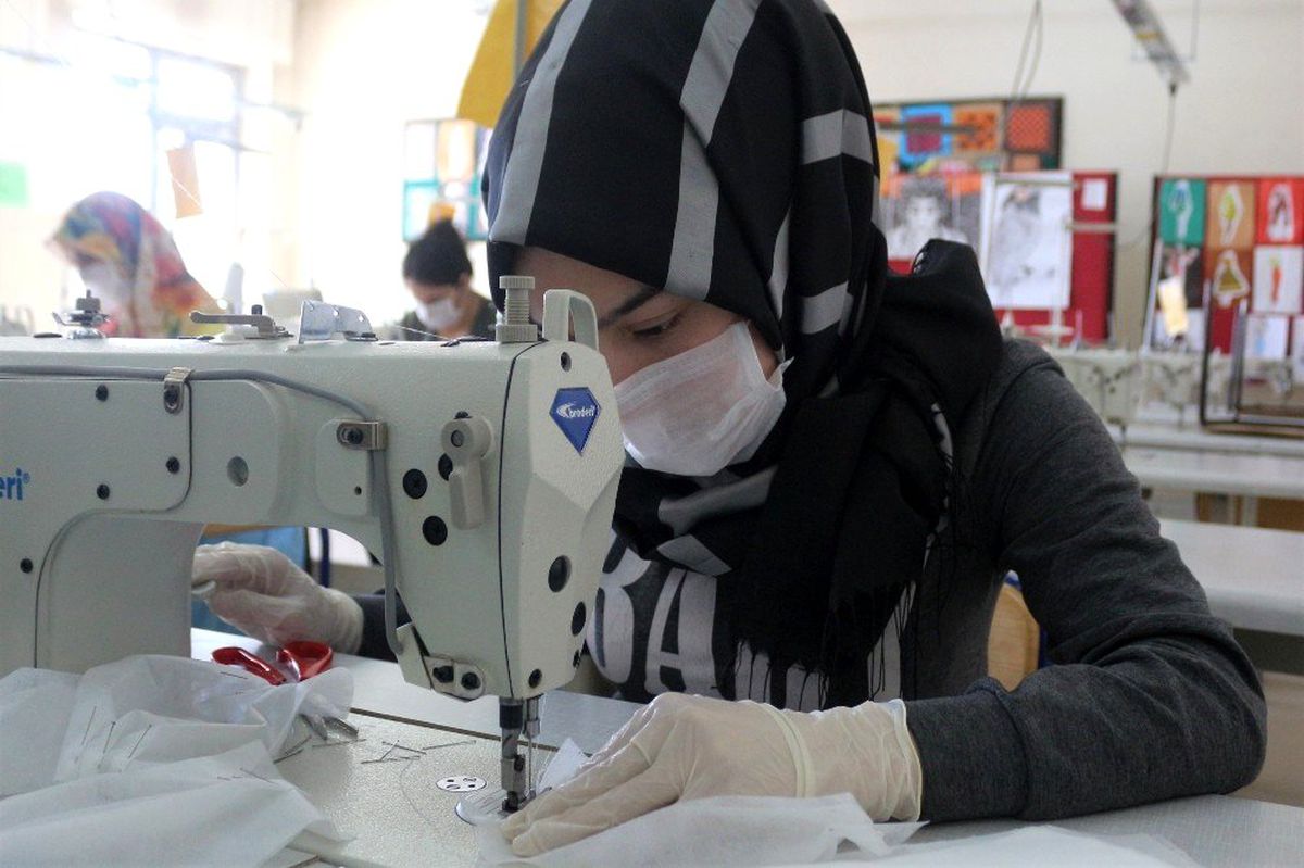 Meslek liseleri fabrika gibi maske üretiyor