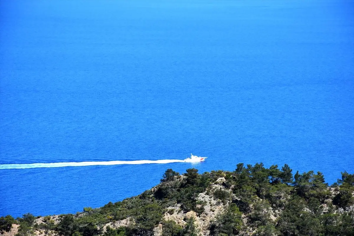 Muğla\'da denize açıldıktan sonra haber alınamayan 3 kişiyi arama çalışmaları sürüyor