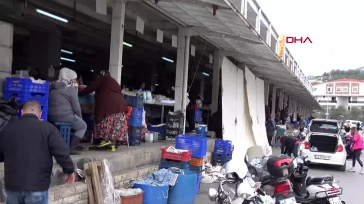 MUĞLA Halk pazarında koranvirüs önlemi, gıdalar poşetlendi, pazarcı maske ve eldiven taktı