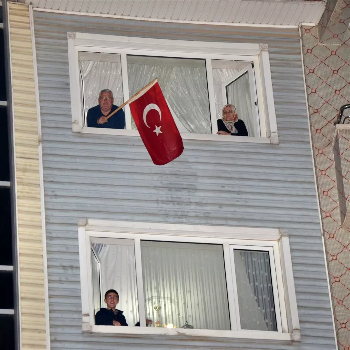 Muş ve Hakkari\'de sağlık çalışanlarına alkışlı destek