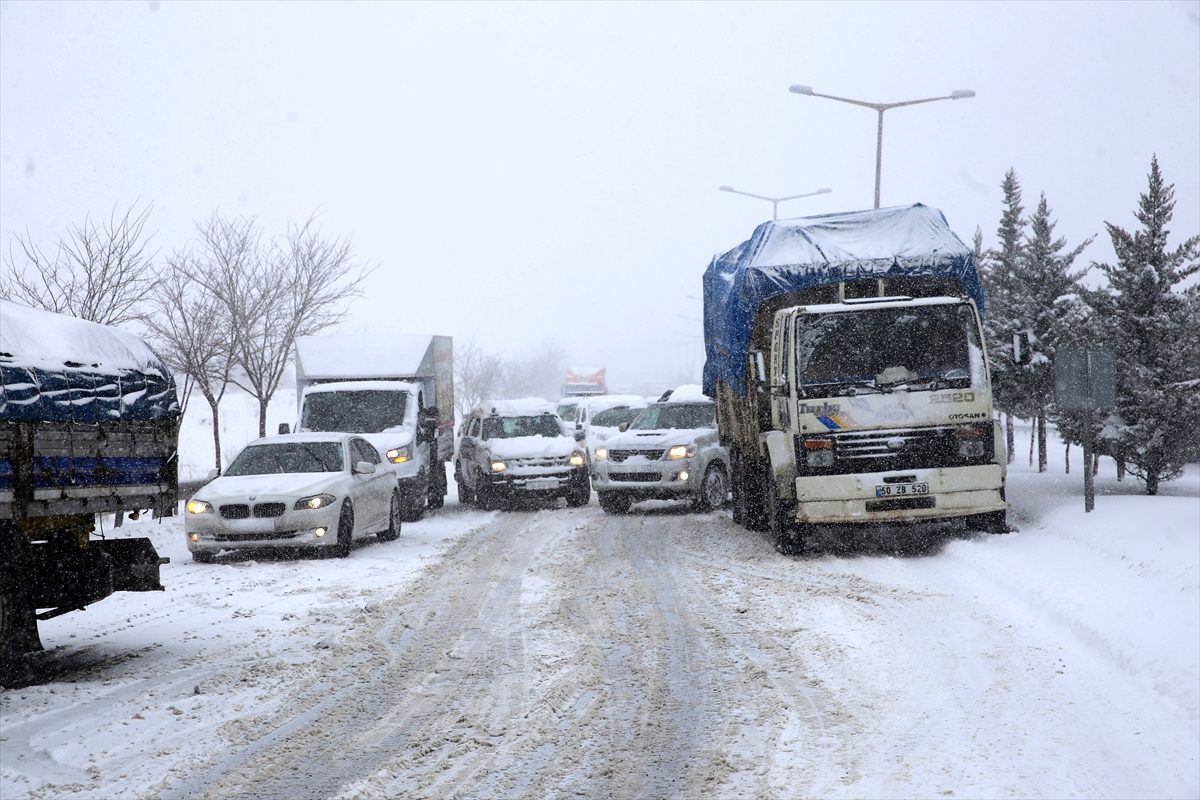 Nevşehir\'de kar ve tipi çevre illerle ulaşımı olumsuz etkiledi