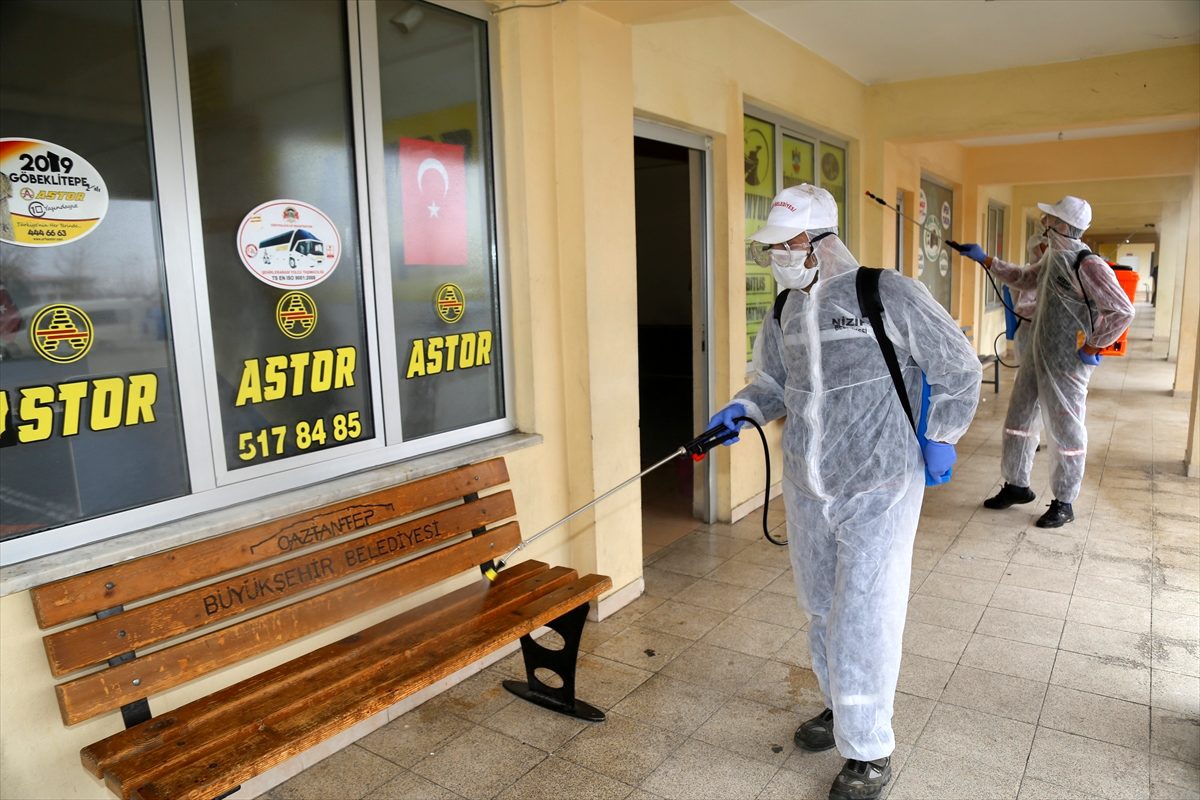 Nizip Belediyesi, fıstık hali ve otogarı dezenfekte etti