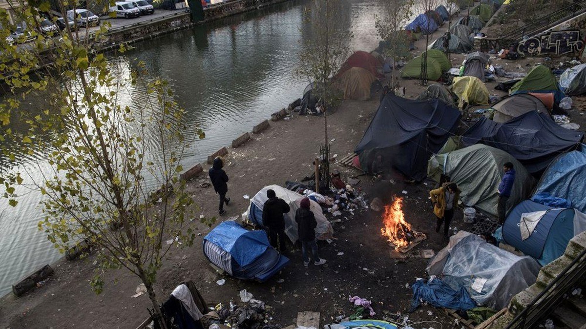 Paris\'te yüzlerce düzensiz göçmen Covid-19 salgınının darbesini yaşıyor