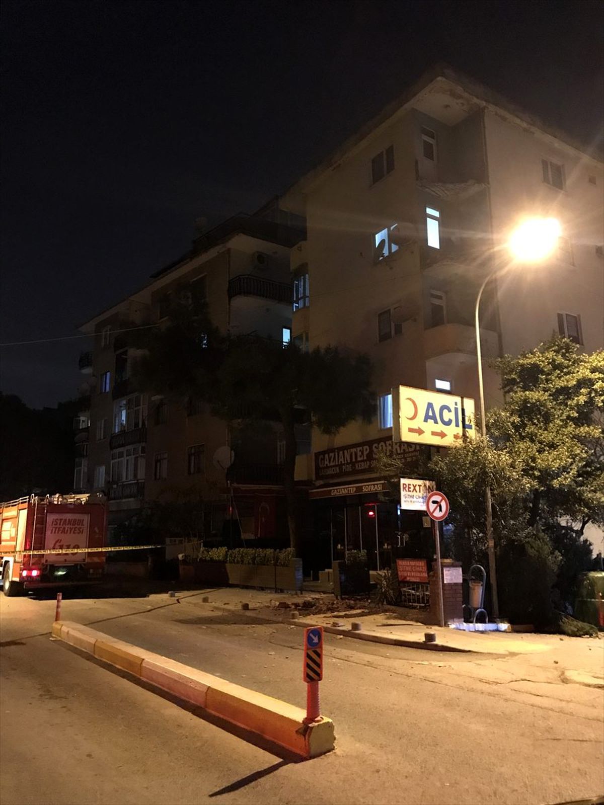 Pendik\'te balkonları çöken bina boşaltıldı