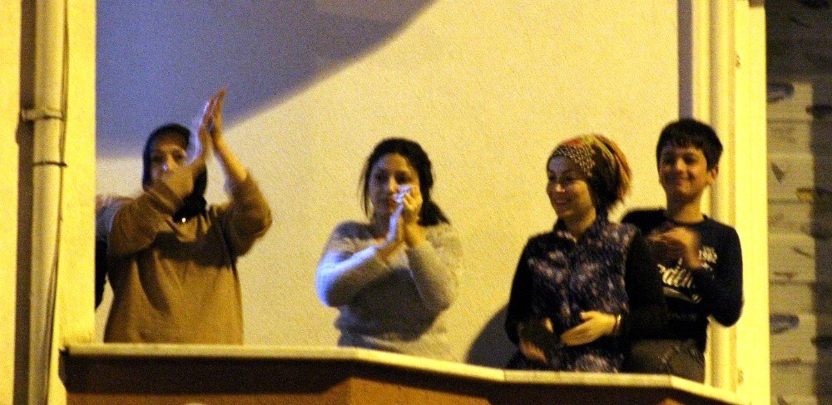 Sağlık çalışanlarına alkışlı destek