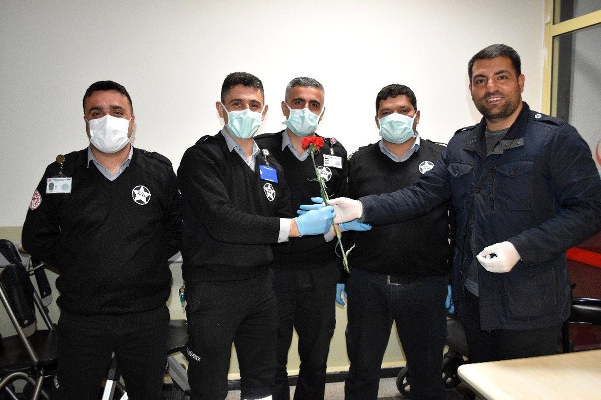 Sağlık çalışanlarına güllü destek
