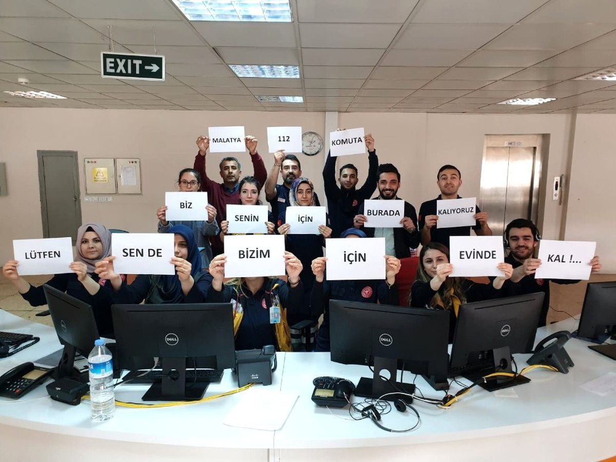 Sağlıkçılardan "evinizde kalın" mesajı