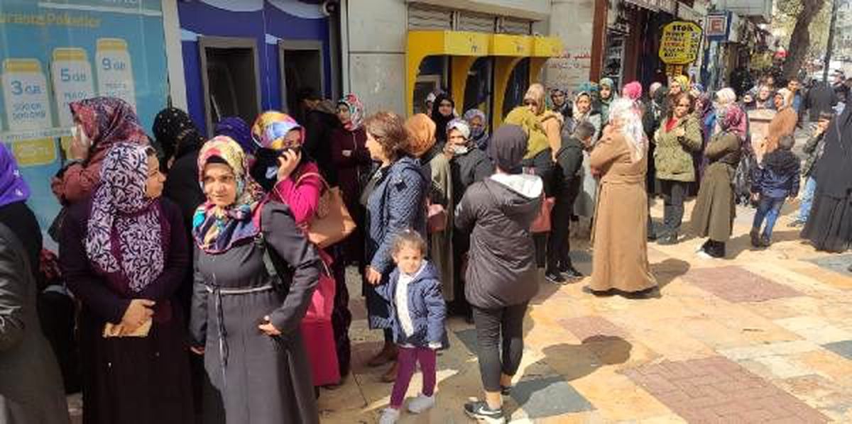 Şanlıurfa\'da PTT önünde uzun kuyruk