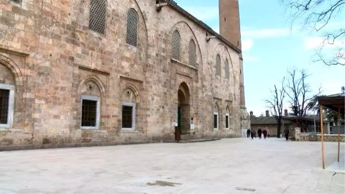 Tarihi Ulu Cami, cuma namazı vaktinde kapatıldı