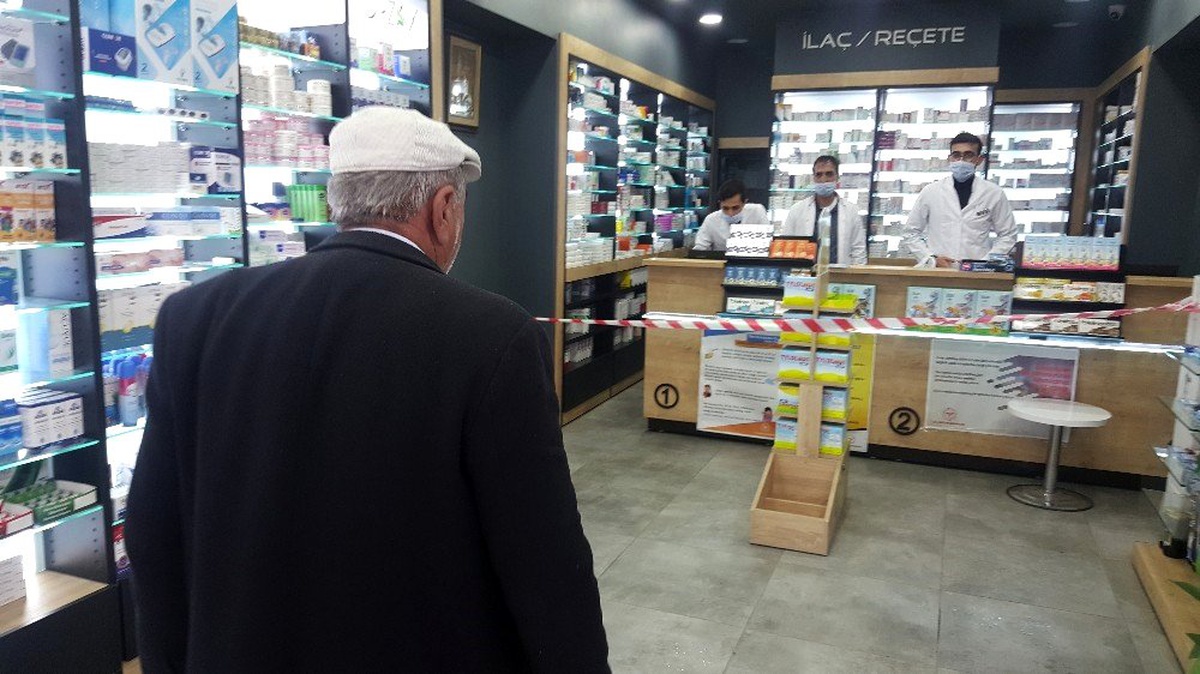 Tatvan\'daki eczaneden "bir metre kuralı" için şeritli önlem