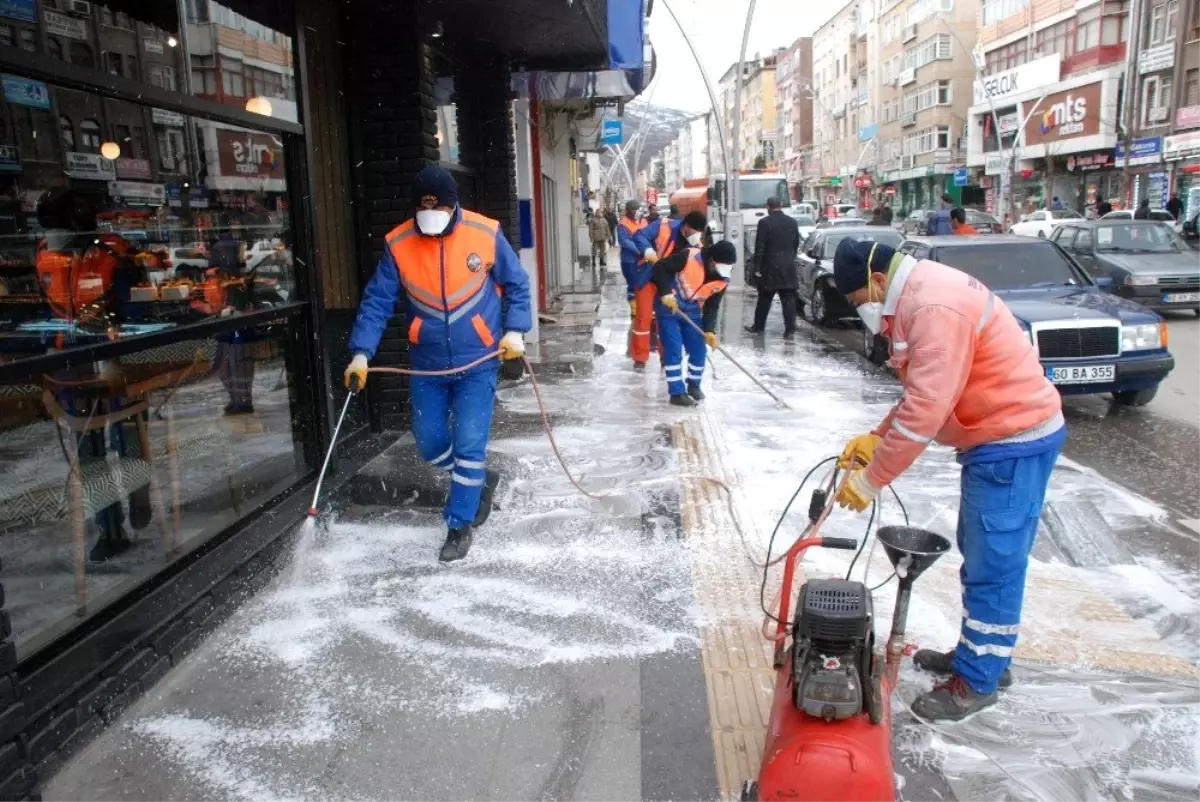 Tokat caddelerinde korona virüs temizliği