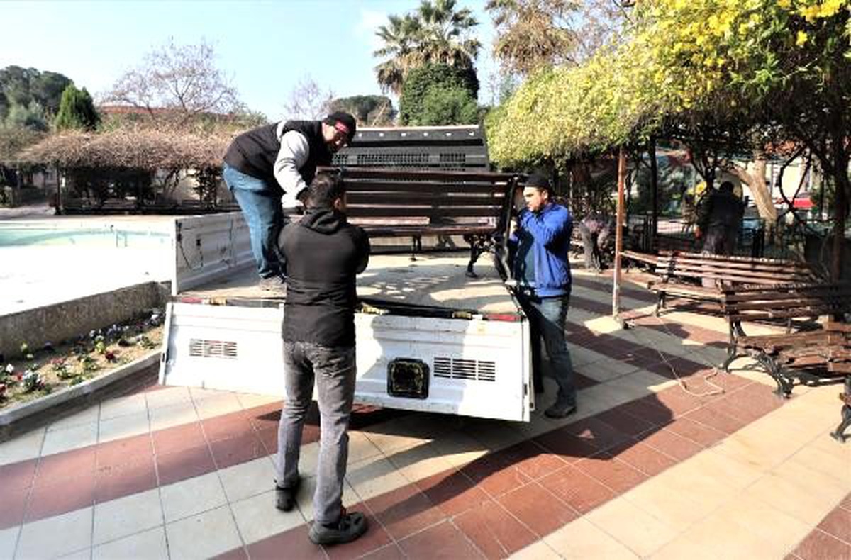 Turgutlu\'da parklardaki banklar geçici süreyle kaldırıldı