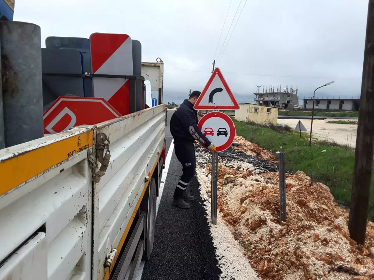 Ulaşım güvenliği için levhalandırma çalışmaları sürüyor