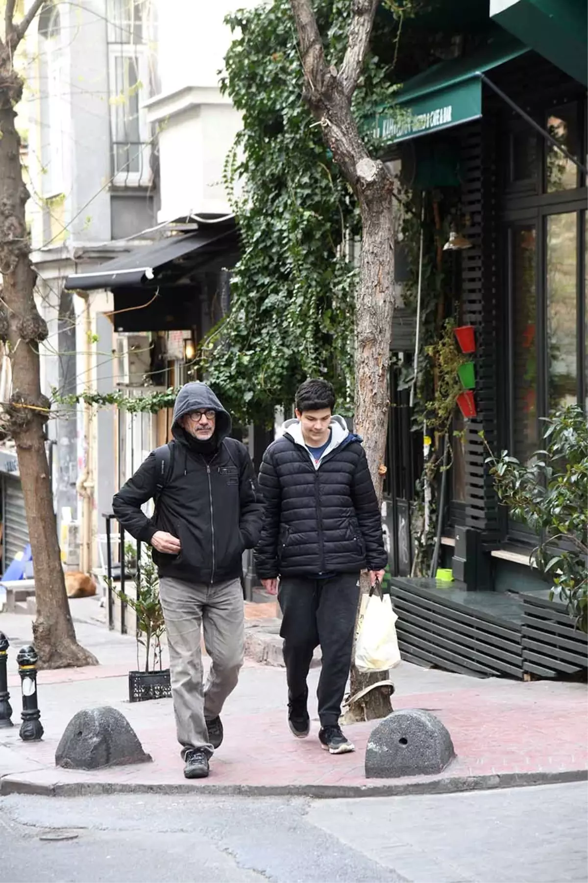 Ünlü yönetmen, oğluyla alışverişe çıktı