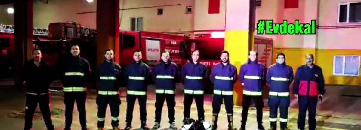 Vanlı itfaiyecilerden sağlık çalışanlarına alkışlı destek