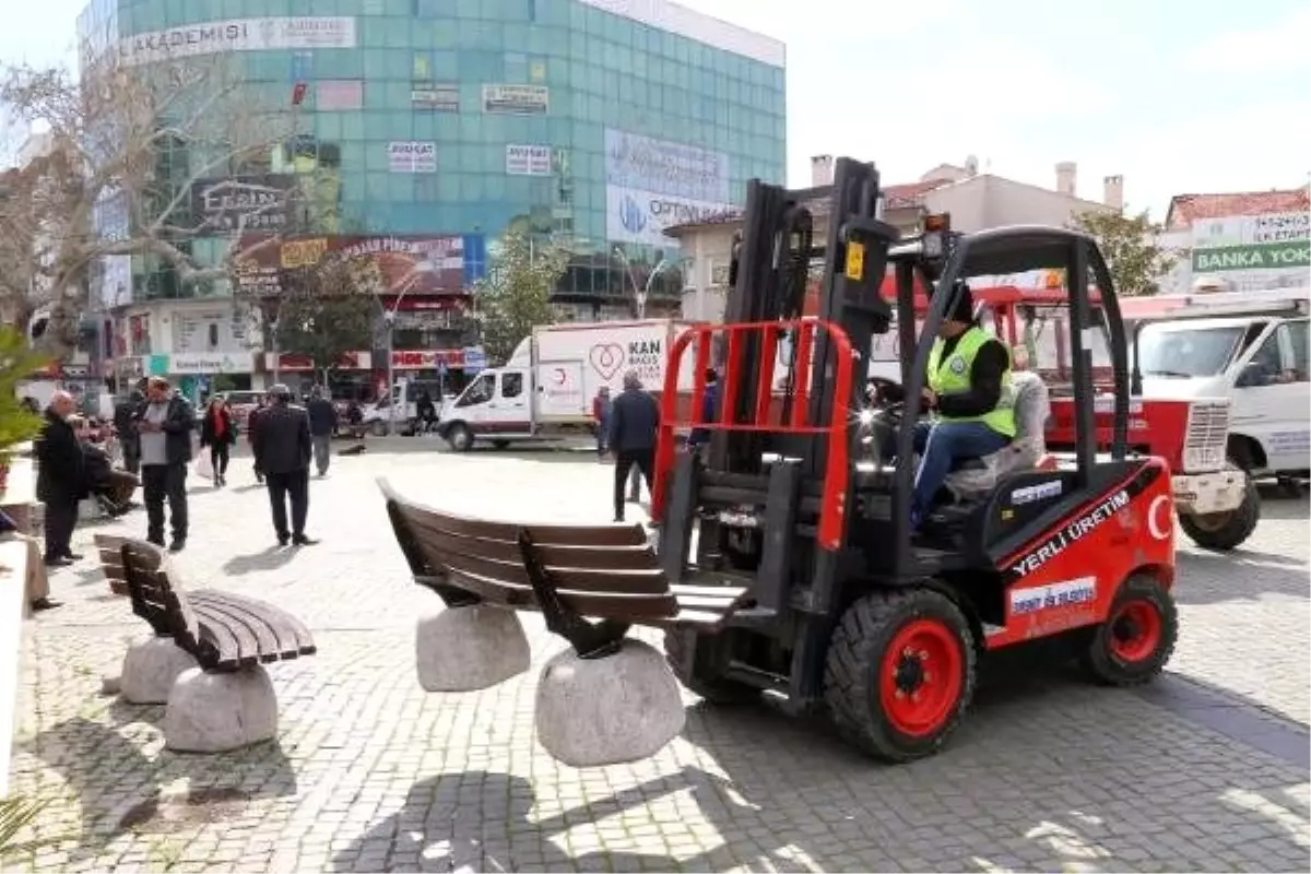 Vatandaşlar uyarılara uymayınca, banklar kaldırıldı