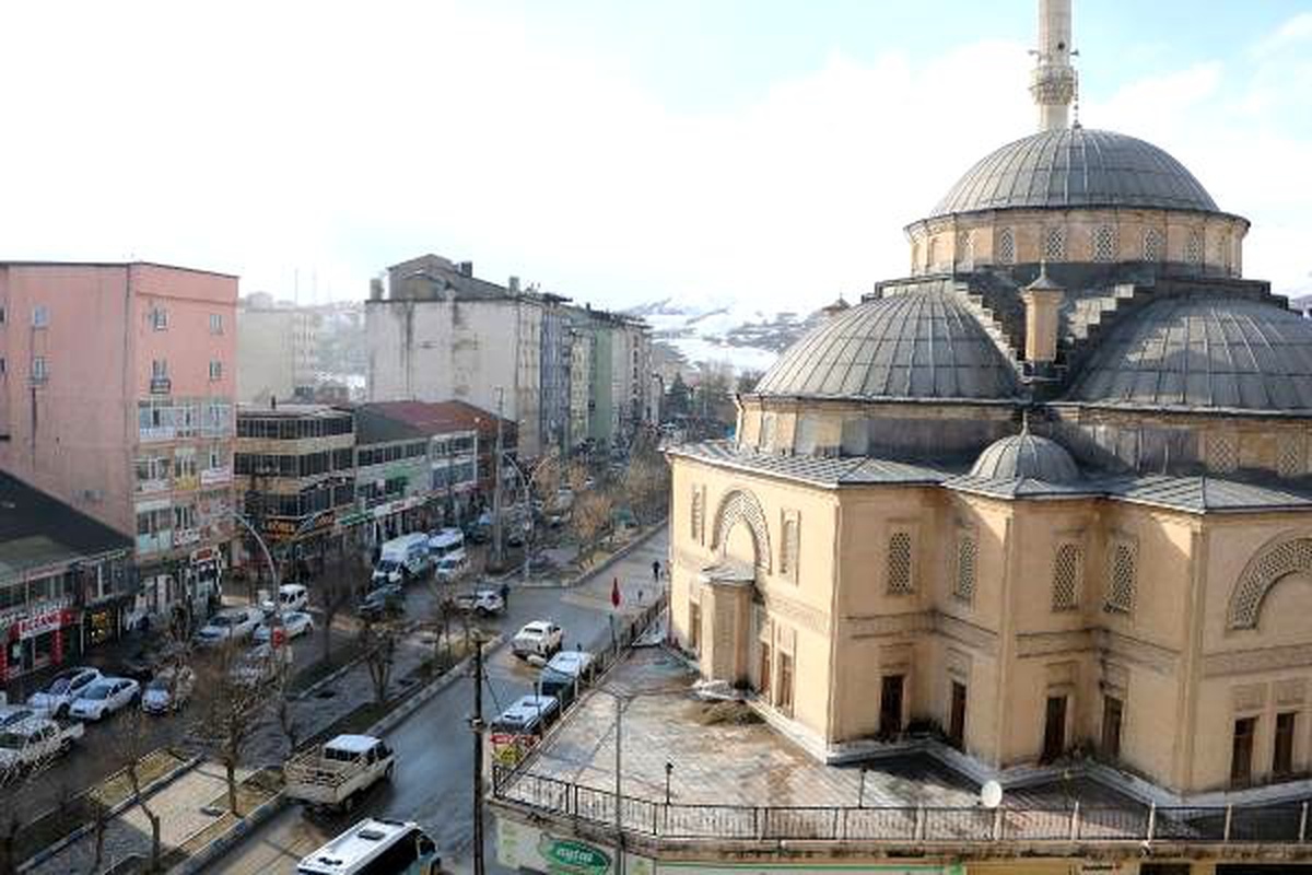 Yüksekova\'da vatandaşlara Türkçe ve Kürtçe anonslarla \'evde kalın\' çağrısı
