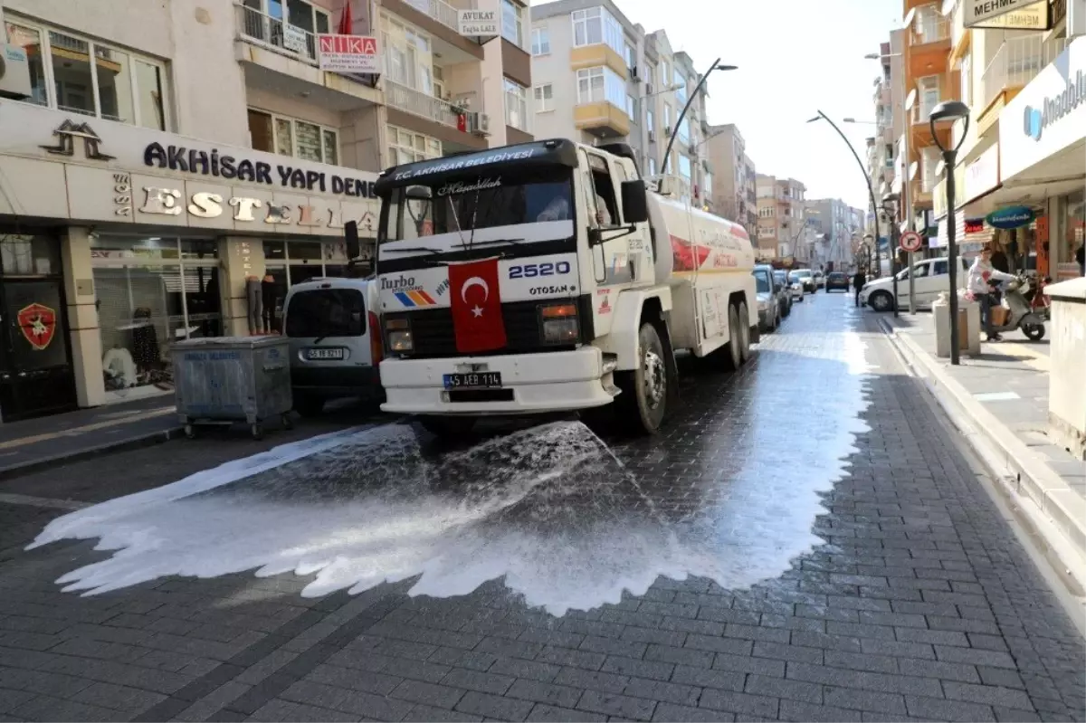 Akhisar Belediyesi salgın hastalıklara karşı sokakları yıkıyor