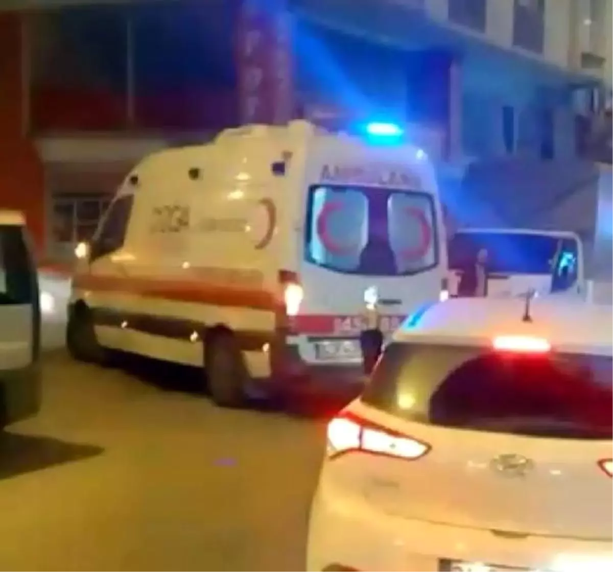 Ambulans sirenleri eşliğinde "Lütfen evinde kal çağrısı"