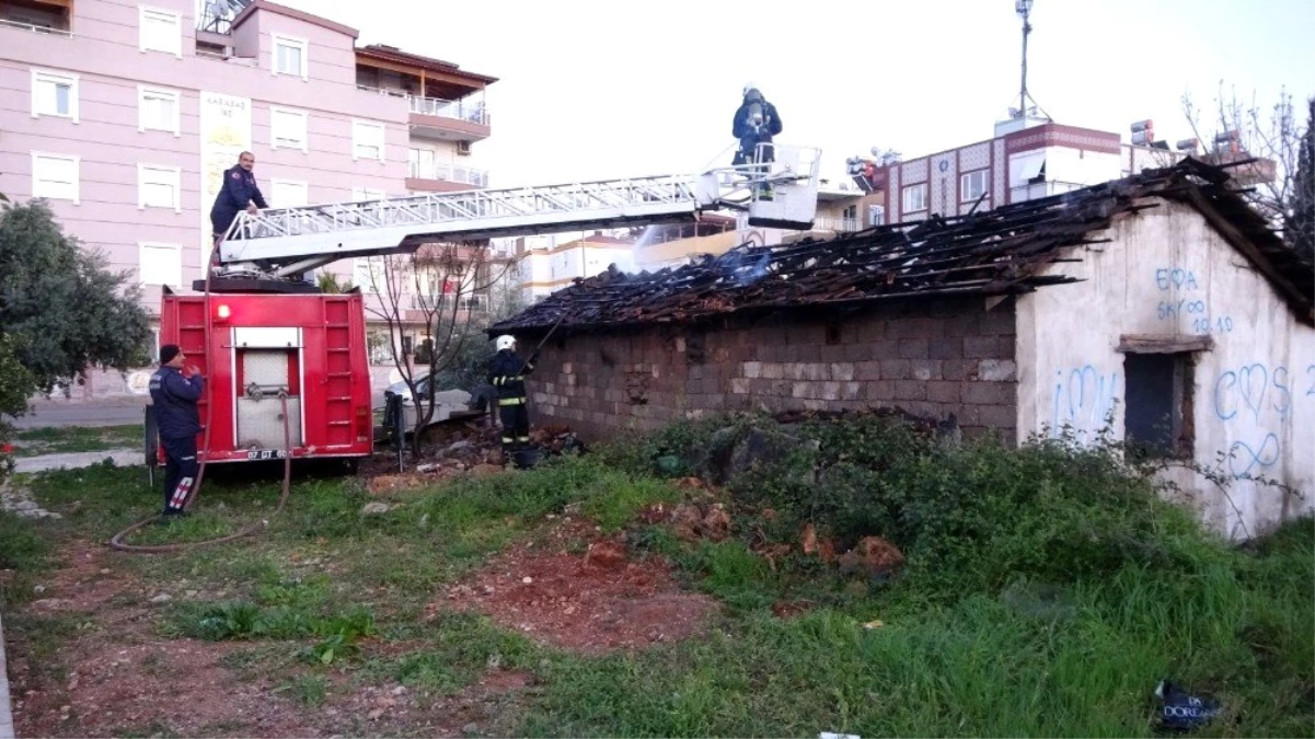 Antalya\'da ahşap ev alev alev yandı