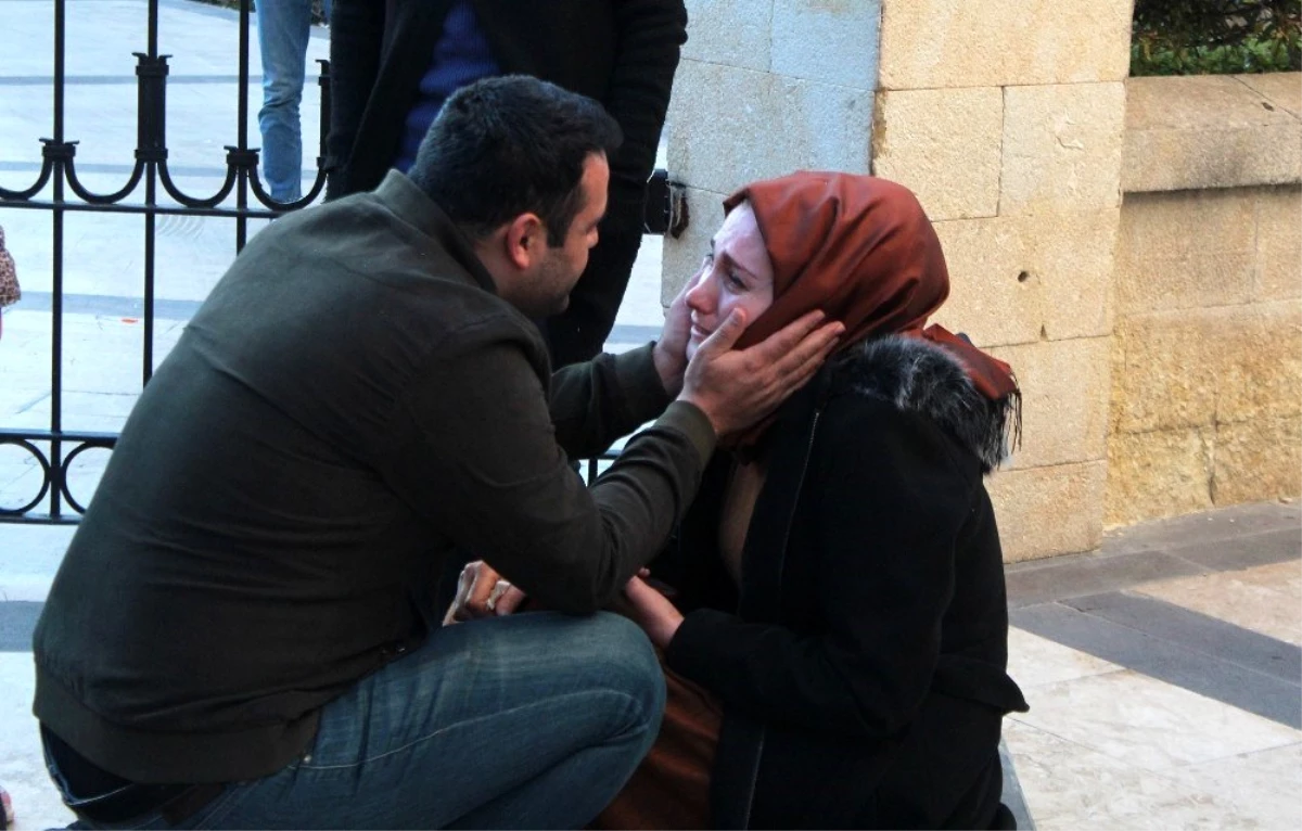 Antalya\'da otomobille valilik duvarına çarpan kadın gözyaşlarına boğuldu