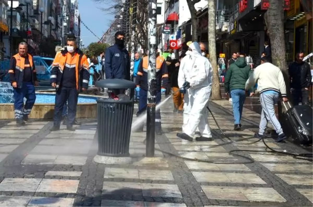 Avcılar\'da araç trafiğine kapalı cadde boydan boya dezenfekte edildi