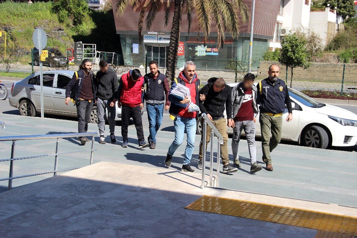Bahşiş kutusu hırsızlarının pişkinliği: "Çek ağabey, yandan çek Alanya yakışıklı görsün"