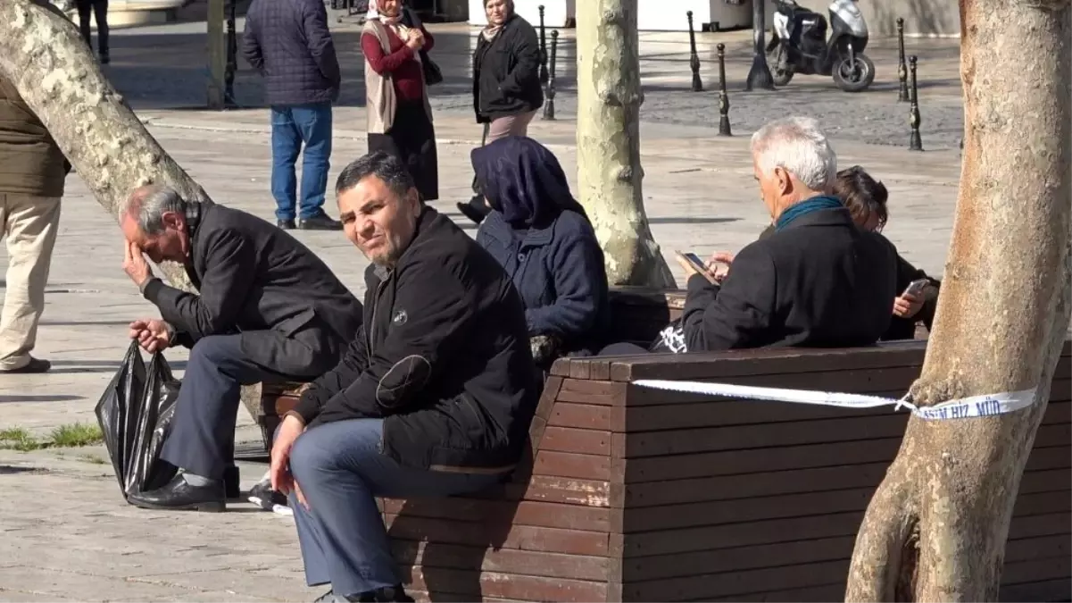 Banklara oturan yaşlılara seyyar satıcıdan \'Korona\' tepkisi