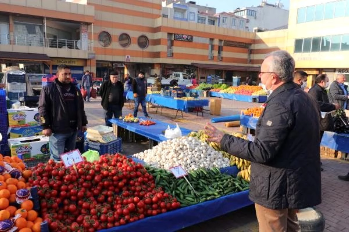 Belediye başkanı, pazar esnafına maske ve eldiven dağıttı