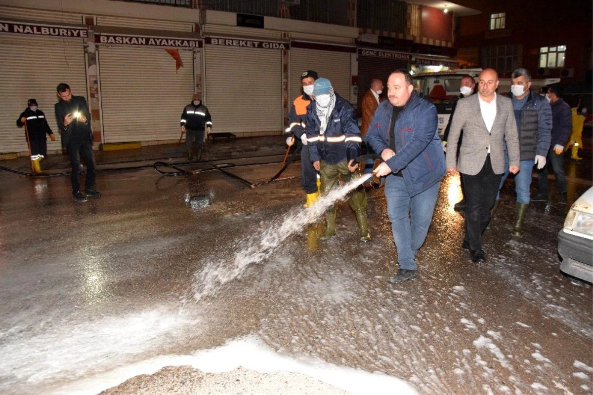 Belediye Başkanı Selih Ekinci sokakları dezenfekte etti