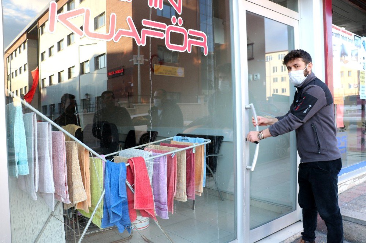 Berberler ve kuaförlerde son dakika yoğunluğu
