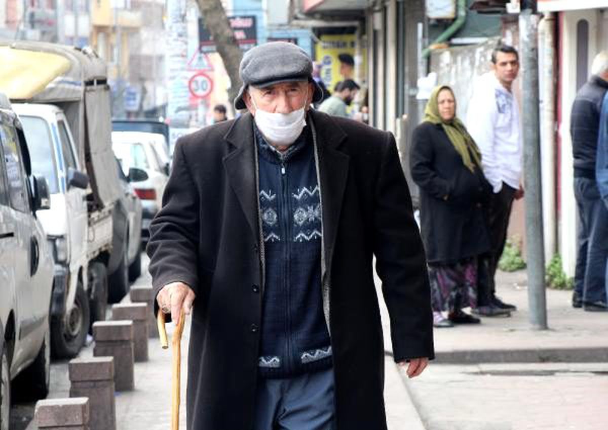 Beyoğlu\'nda emekli maaşını çeken yaşlı adama gasp dehşeti