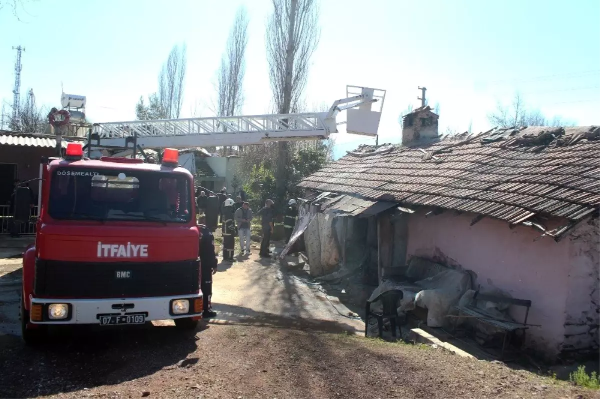 Bir kişinin hayatını kaybettiği yangında polis bir taraftan vatandaşların bir araya gelmemesi için...