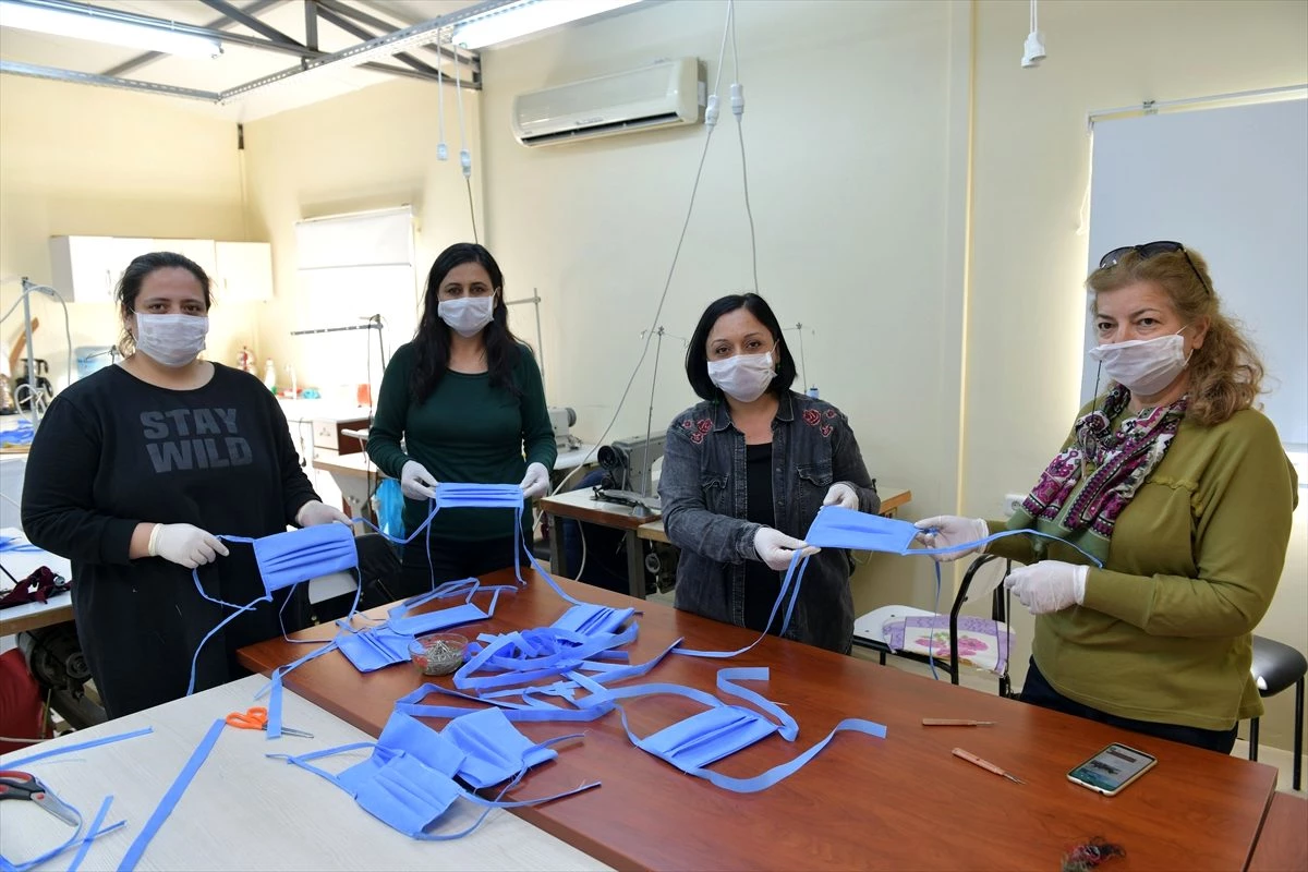 Çiğli Halk Eğitim Merkezinde, hastaneler için maske üretiliyor