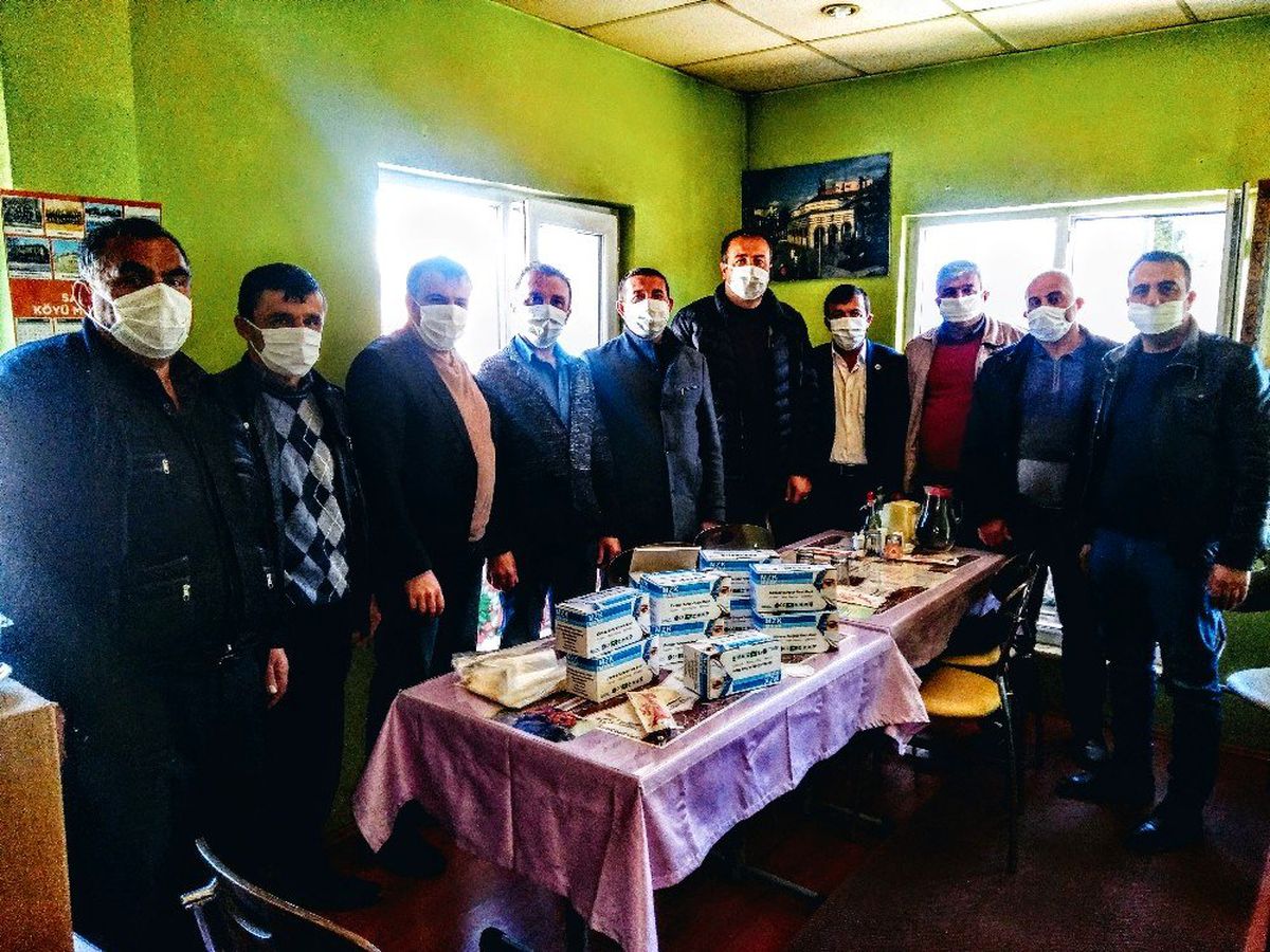 Daday\'da köy muhtarlarına yaşlılara dağıtılmak üzere maske verildi
