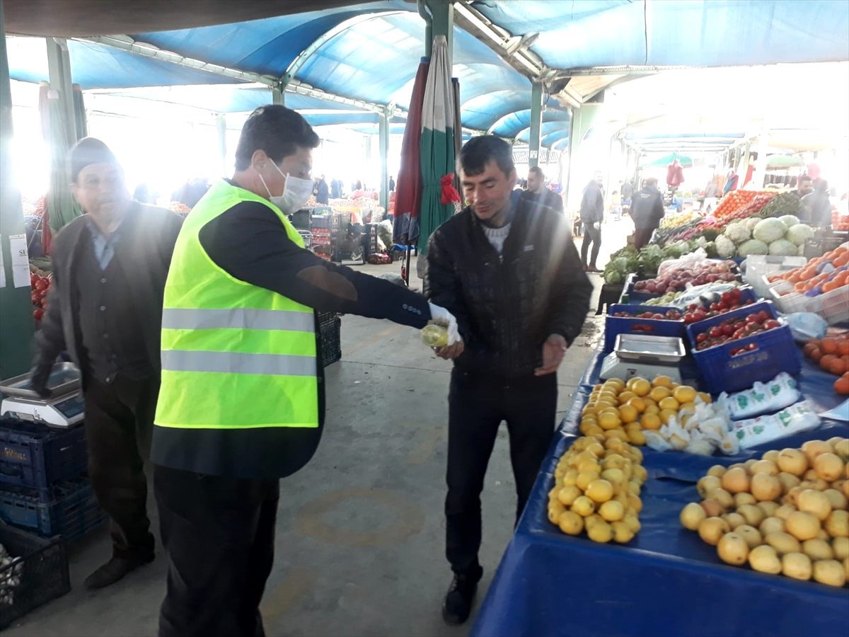 Demirci pazarında belediyeden kolonya ikramı