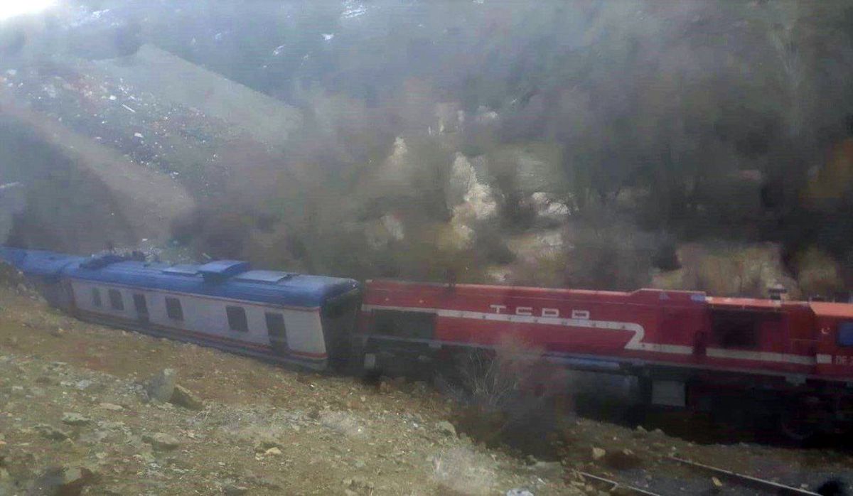 Elazığ\'a heyelan nedeniyle tren yoldan çıktı, facia ucuz atlatıldı