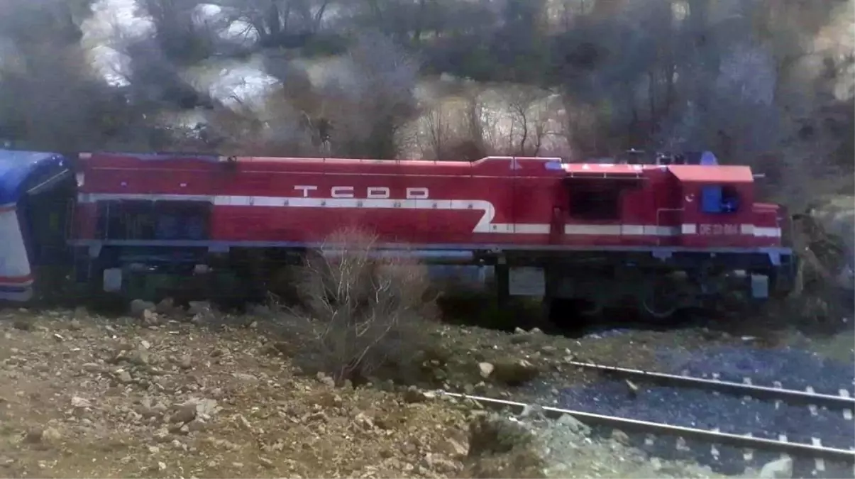 Elazığ\'a heyelan nedeniyle tren yoldan çıktı, facia ucuz atlatıldı