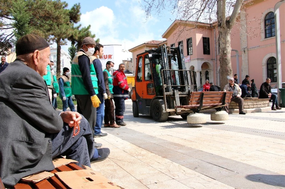 Elazığ\'da "Hadi gah eve gidek" çözüm olmayınca banklar söküldü