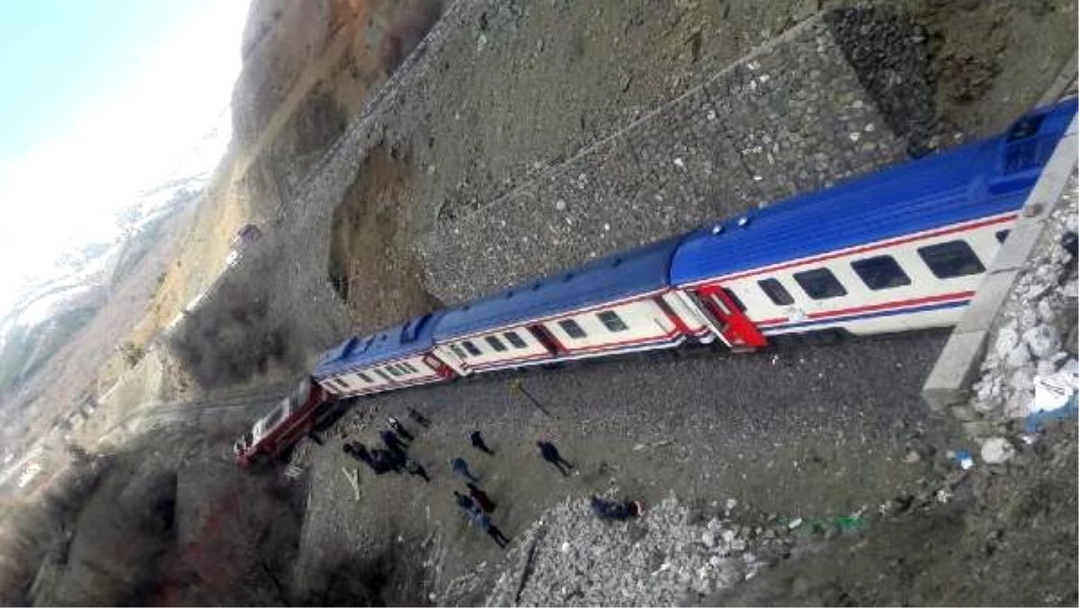 Elazığ\'da yolcu treni raydan çıktı: 2 yaralı