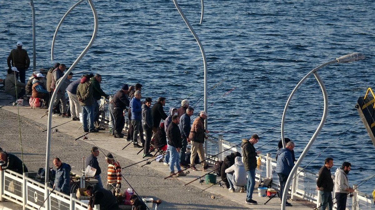 \'Evde kal\' çağrısına aldırış etmeden balık tuttular