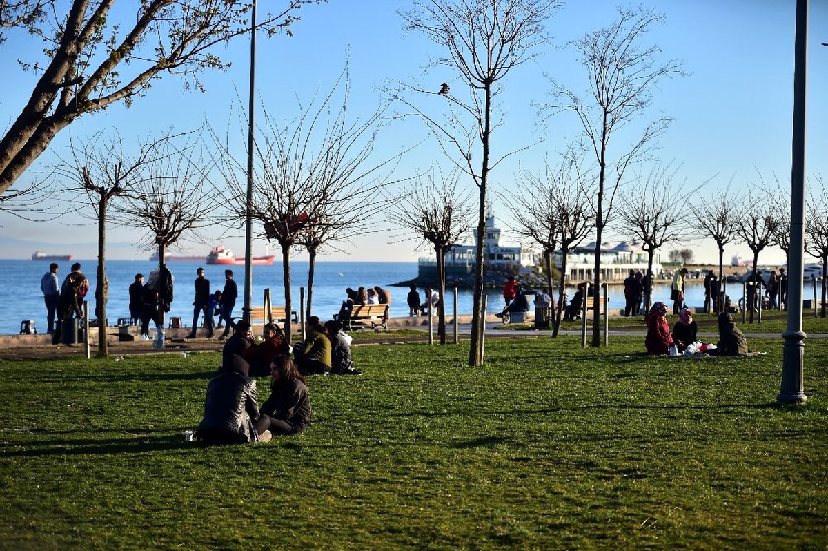 \'Evde Kal\' çağrısına uymayan vatandaşlar sahil ve parklara akın etti