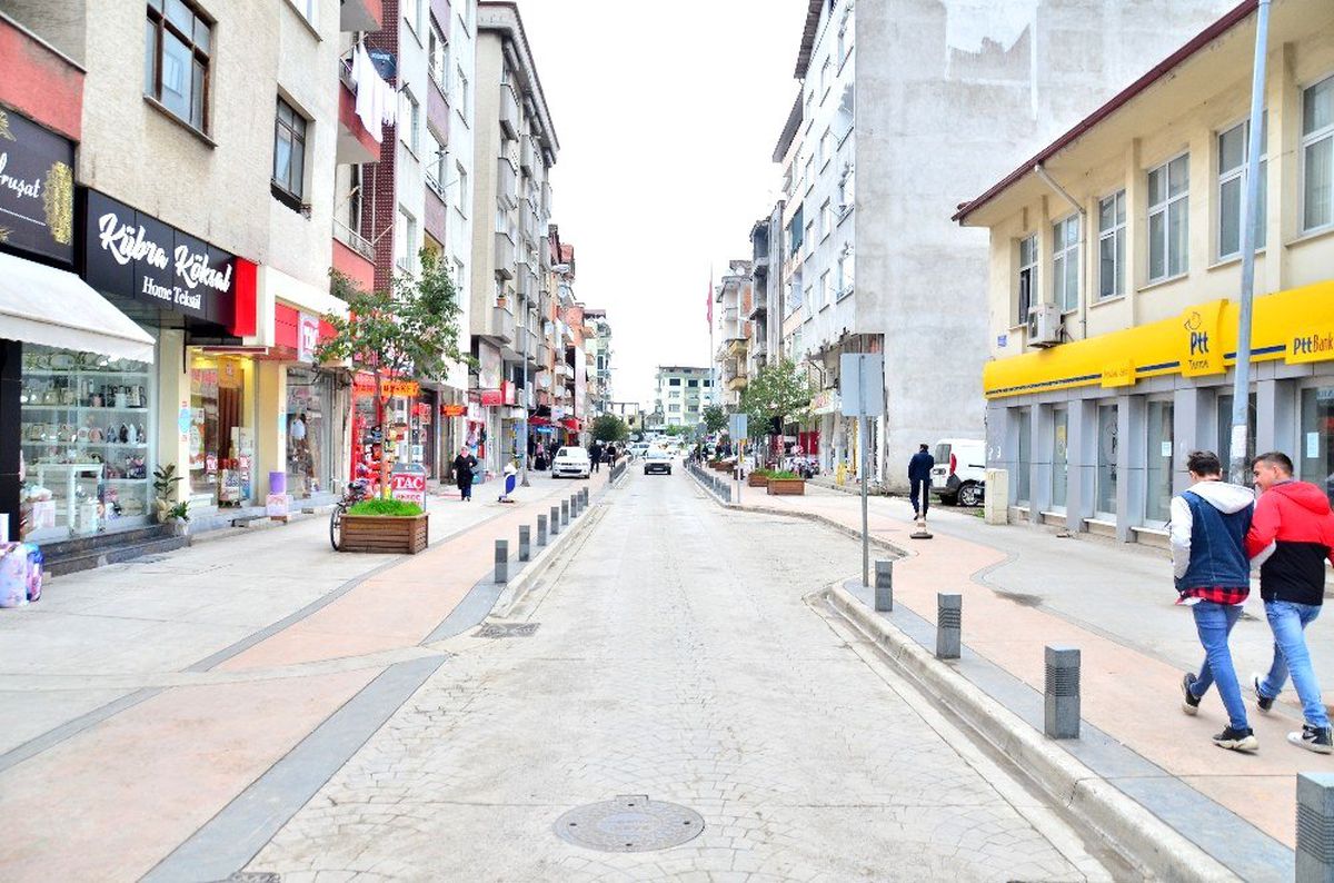 "Evinde kal" uyarısı kepenk kapattırdı