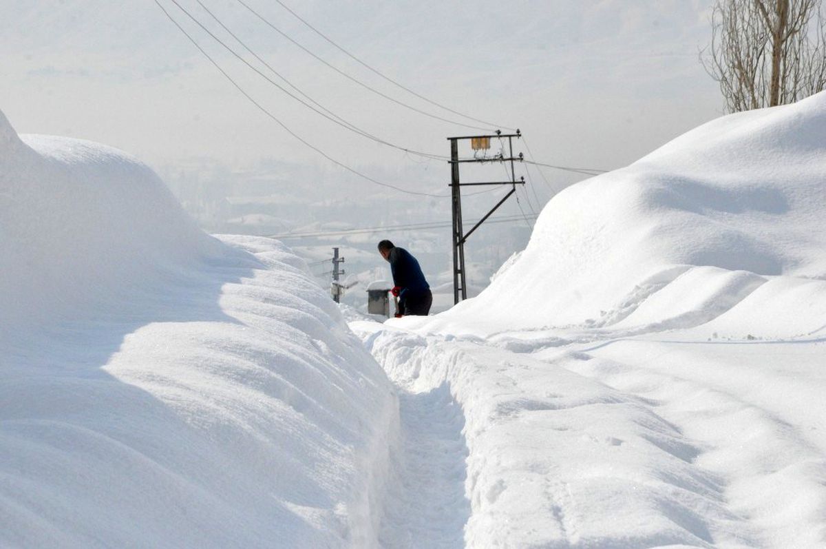 Hakkari\'de 12 yerleşim yolu ulaşıma kapandı