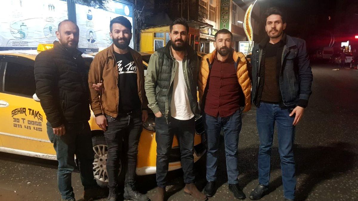 Hakkari\'de taksiciler sağlıkçılara kornalı destek